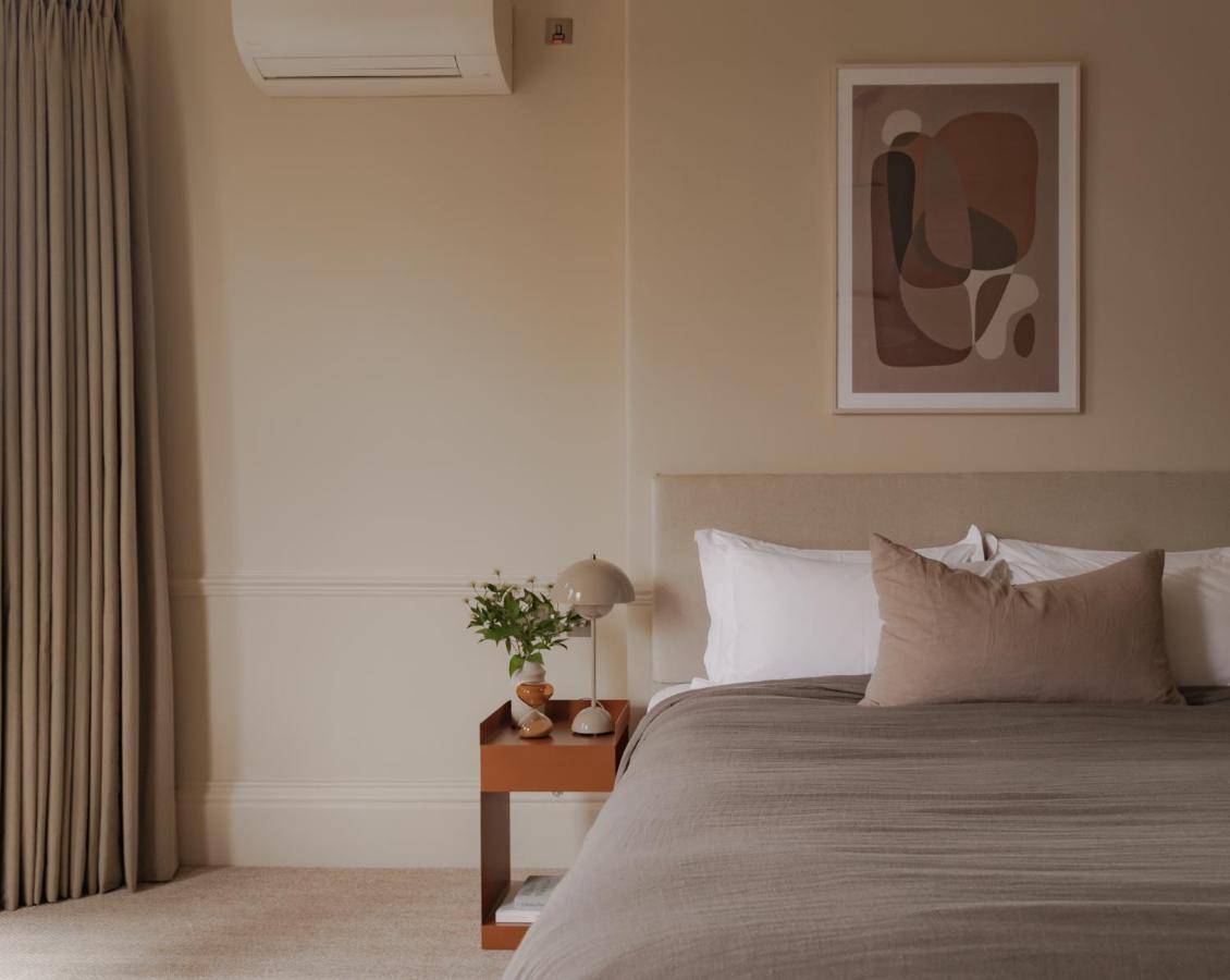 Leighton House - Boutique Guesthouse Bath Exterior photo A bedroom with a wall mounted air conditioner