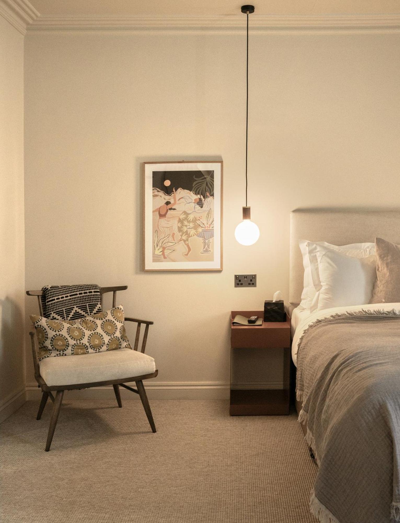 Leighton House - Boutique Guesthouse Bath Exterior photo A bedroom with a light bulb
