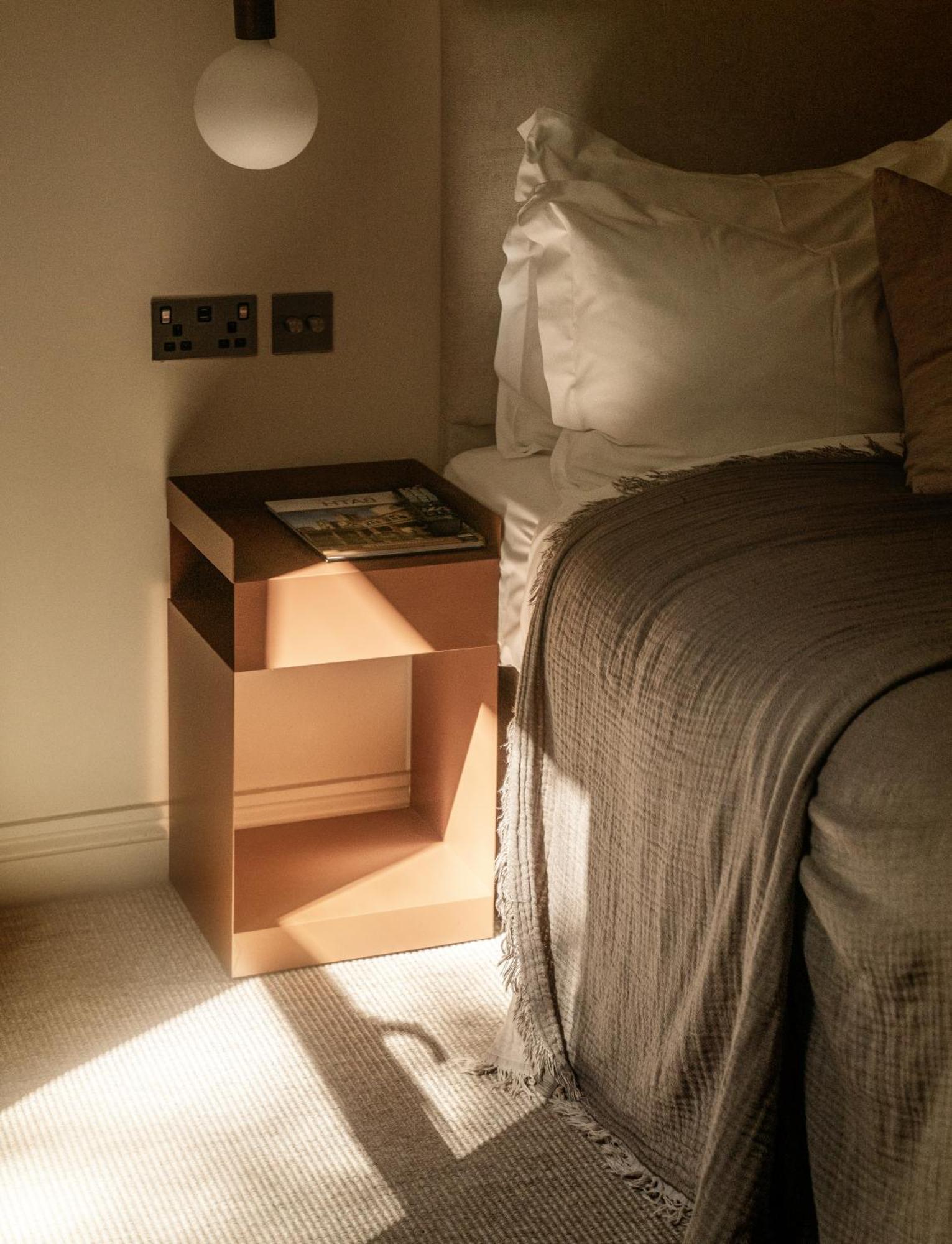 Leighton House - Boutique Guesthouse Bath Exterior photo A bedside table